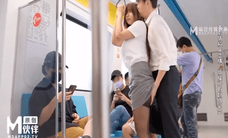 Cô gái trẻ lên tàu điện ngầm do nhầm lẫn, bị nhiều người cưỡng hiếp